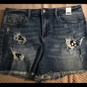 Judy Blue distressed rips and daisies shorts XL
